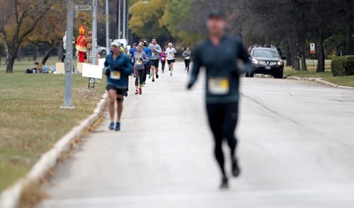 TREVOR HAGAN / WINNIPEG FREE PRESS
Participants in the Winnipeg Fire Paramedic Half Marathon run along Park Boulevard, Sunday, October 15, 2017.