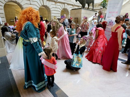 TREVOR HAGAN / WINNIPEG FREE PRESS
A princess party inside the Manitoba Legislative Building, Sunday, October 15, 2017.