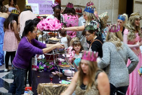 TREVOR HAGAN / WINNIPEG FREE PRESS
A princess party inside the Manitoba Legislative Building, Sunday, October 15, 2017.