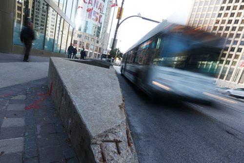 JOHN WOODS / WINNIPEG FREE PRESS
Pedestrians barriers and buses are at loggerheads in Winnipeg Monday, October 16, 2017.