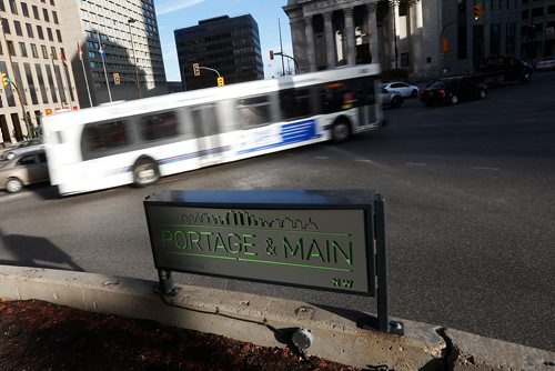 JOHN WOODS / WINNIPEG FREE PRESS
Pedestrians barriers and buses are at loggerheads in Winnipeg Monday, October 16, 2017.