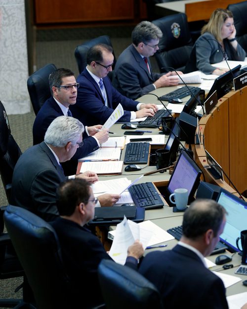 WAYNE GLOWACKI / WINNIPEG FREE PRESS

At left, Mayor Brian Bowman and members of the EPC meeting at Winnipeg City Hall Wednesday. Aldo Santin story Oct.18 2017