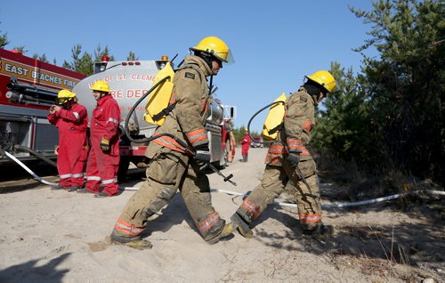 TREVOR HAGAN / WINNIPEG FREE PRESS
Firefighters at the scene of a forest fire in Belair Provincial Forest, east of Highway 59 and south of Highway 11, Wednesday, October 18, 2017.