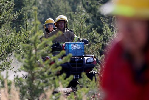 TREVOR HAGAN / WINNIPEG FREE PRESS
Firefighters at the scene of a forest fire east of Highway 59 and south of Highway 11, Wednesday, October 18, 2017.