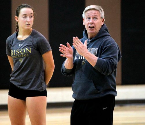 BORIS MINKEVICH / WINNIPEG FREE PRESS
University of Manitoba Bison Womens volleyball practice at the Active Living Centre on U of M Campus. Bisons womens coach Ken Bentley in photo, right.  OCT. 18, 2017