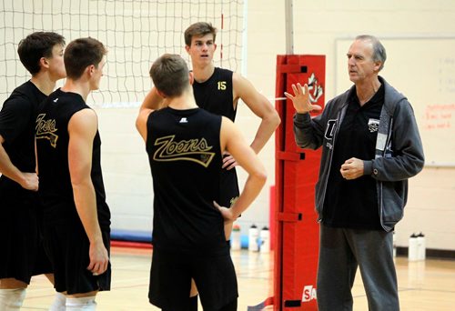 BORIS MINKEVICH / WINNIPEG FREE PRESS
University of Manitoba Bison mens volleyball practice at the Active Living Centre on U of M Campus. Bison men's head coach Garth Pischke, right, talks to the players. OCT. 18, 2017