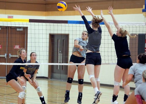 BORIS MINKEVICH / WINNIPEG FREE PRESS
University of Manitoba Bison women's volleyball practice at the Active Living Centre on U of M Campus. General action shot. OCT. 18, 2017