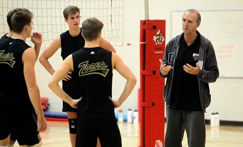 BORIS MINKEVICH / WINNIPEG FREE PRESS
University of Manitoba Bison mens volleyball practice at the Active Living Centre on U of M Campus. Bison men's head coach Garth Pischke, right, talks to the players. OCT. 18, 2017