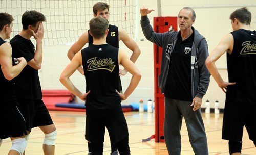 BORIS MINKEVICH / WINNIPEG FREE PRESS
University of Manitoba Bison mens volleyball practice at the Active Living Centre on U of M Campus. Bison men's head coach Garth Pischke, second from right, talks to the players. OCT. 18, 2017