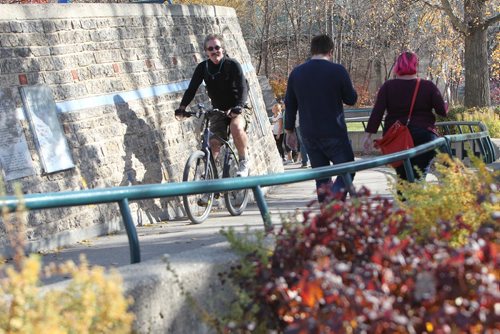 RUTH BONNEVILLE / WINNIPEG FREE PRESS

People enjoy walking and riding in the unseasonably warm weather at the Forks Friday afternoon.  

Weather standup

 
Oct 20,, 2017