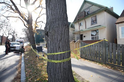 RUTH BONNEVILLE / WINNIPEG FREE PRESS

Police tape off and investigate a homicide that took place   at 706 Sherbrook near Notre Dame  Friday night.

See Melissa Martin story on crime spree Friday night.  

 
Oct 21,, 2017