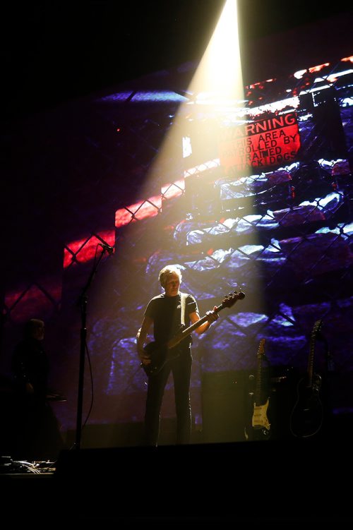 JOHN WOODS / WINNIPEG FREE PRESS
Roger Waters performs in Winnipeg Sunday, October 22, 2017.