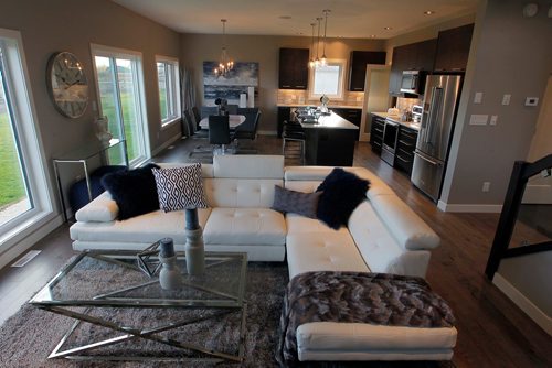 BORIS MINKEVICH / WINNIPEG FREE PRESS
NEW HOMES - 6 Prairie Grass Lane in Oak Bluff West. Living room with kitchen and eating area behind. OCT. 23, 2017