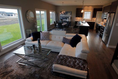BORIS MINKEVICH / WINNIPEG FREE PRESS
NEW HOMES - 6 Prairie Grass Lane in Oak Bluff West. Living room with kitchen and eating area behind. OCT. 23, 2017