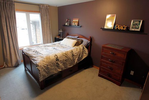 BORIS MINKEVICH / WINNIPEG FREE PRESS
RESALE HOMES - 2776 Assiniboine Ave. Bedroom. OCT. 24, 2017