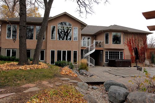 BORIS MINKEVICH / WINNIPEG FREE PRESS
RESALE HOMES - 2776 Assiniboine Ave. Back of house. OCT. 24, 2017