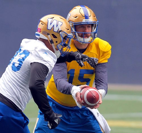 BORIS MINKEVICH / WINNIPEG FREE PRESS
Winnipeg Blue Bomber practice at IGF. Right, #15 Matt Nichols handoffs to #33 Andrew Harris. OCT. 24, 2017