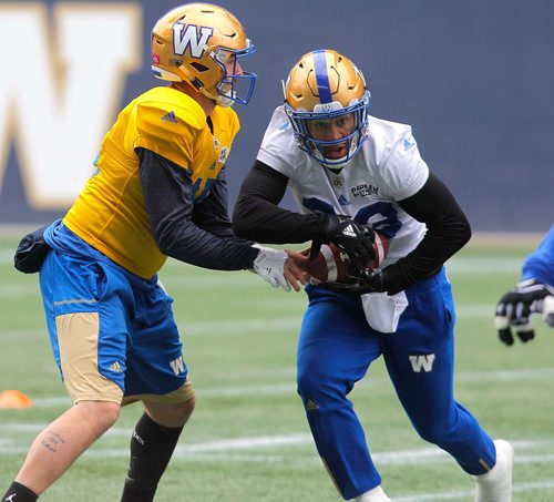 BORIS MINKEVICH / WINNIPEG FREE PRESS
Winnipeg Blue Bomber practice at IGF. #15 Matt Nichols handoffs to #33 Andrew Harris. OCT. 24, 2017