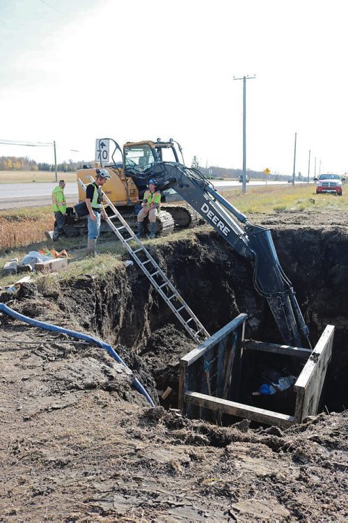 Canstar Community News Oct. 17, 2017 - Construction workers install a pipeline that will connect Rivercrest to the new water reservoire in West St. Paul. (LIGIA BRAIDOTTI/CANSTAR COMMUNITY NEWS/TIMES)