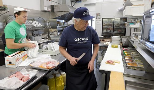 JASON HALSTEAD / WINNIPEG FREE PRESS

Larry Brown, owner of Oscar's Deli, serves up a corned beef sandwich at the Hargrave Street deli on Oct. 24, 2017.
(Re: INTERSECTION - old restos)
