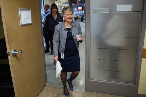 MIKE DEAL / WINNIPEG FREE PRESS
Lori Lamont, Chief nursing officer and vp with the WRHA arrives for a press conference where the WRHA provided an three week update on the implementation of the changes to health care services.  
171026 - Thursday, October 26, 2017.