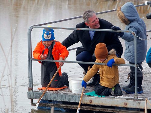 BORIS MINKEVICH / WINNIPEG FREE PRESS
Premier Brian Pallister interacts with some grade 1-2 Governor Semple School children after the Made-in-Manitoba Climate and Green Plan announcement at Oak Hammock Marsh Interpretive Centre. Oct. 27, 2017