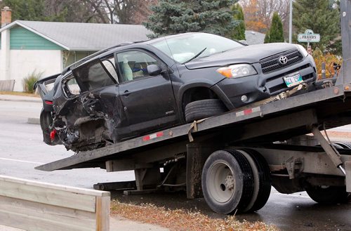 BORIS MINKEVICH / WINNIPEG FREE PRESS
Cars that were involved in an MVC yesterday are finally cleared from the scene on Henderson Highway and McLoed. Oct. 29, 2017