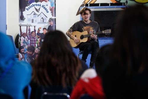 MIKE DEAL / WINNIPEG FREE PRESS
Scott Helman, Juno 2016 nominationed artist  (Breakthrough Artist of the Year and Pop Album of the Year) performs for students in Eagles Circle School at Rossbrook House as part of United Way Winnipegs Koats for Kids program Monday morning.
171030 - Monday, October 30, 2017.