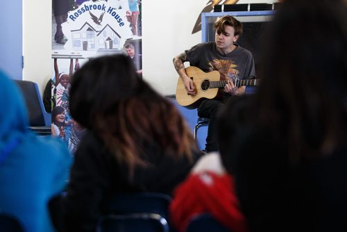 MIKE DEAL / WINNIPEG FREE PRESS
Scott Helman, Juno 2016 nominationed artist  (Breakthrough Artist of the Year and Pop Album of the Year) performs for students in Eagles Circle School at Rossbrook House as part of United Way Winnipegs Koats for Kids program Monday morning.
171030 - Monday, October 30, 2017.