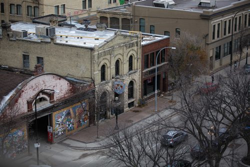 MIKE DEAL / WINNIPEG FREE PRESS
The King's Head Pub on King Street as seen from the roof of the Art Space building in the Exchange District.
171028 - Saturday, October 28, 2017.
