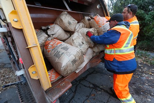 JOHN WOODS / WINNIPEG FREE PRESS
Yard waste bags are loaded in a truck in a River Heights back lane Monday, October 30, 2017. A city department is hoping it can turn the yard waste into cash.