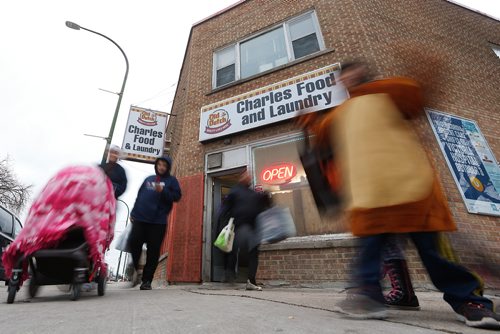 JOHN WOODS / WINNIPEG FREE PRESS
A family leaves a convenience store after buying snacks on Selkirk Avenue Tuesday, October 31, 2017. The family said they have to take a bus to Inkster and Main to get groceries. A new study on food deserts shows there is not enough alternatives to convenience stores and fast food.