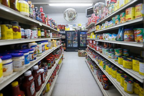 JOHN WOODS / WINNIPEG FREE PRESS
Store shelves in a convenience store on Selkirk Avenue Tuesday, October 31, 2017. A new study on food deserts shows there is not enough alternatives to convenience stores and fast food.