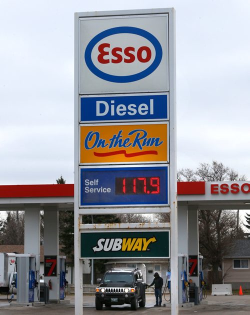 WAYNE GLOWACKI / WINNIPEG FREE PRESS

The Esso station on King Edward St. at Lismore Ave. with a posted price of 117.9. Murray McNeil story   Nov.1  2017