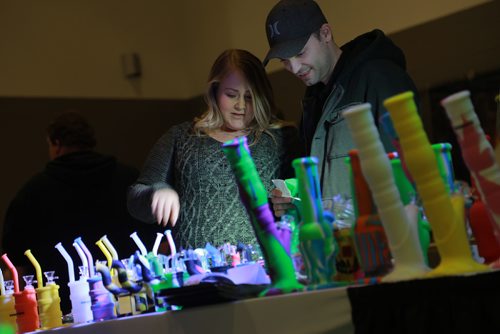 (COLIN CORNEAU/WINNIPEG FREE PRESS)
A couple looks over a selection of pipes and bongs at the Destroy Glass booth at the HempFest Expo, Sunday afternoon at the RBC Convention Centre.
FOR RYAN THORPE STORY