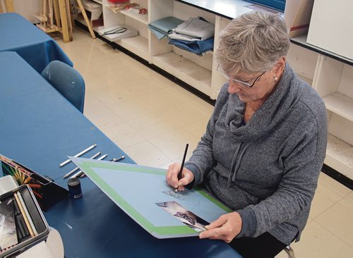 Canstar Community News Janice Giasson, a member of the Local Colour Art Group, works on a coloured pencil sketch of a cat. (SHELDON BIRNIE/CANSTAR/THE HERALD)