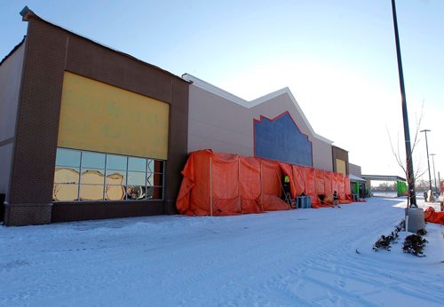 BORIS MINKEVICH / WINNIPEG FREE PRESS
New Lowes store under construction in the Linden Ridge Shopping Centre. The company is having a two-day job fair in Winnipeg this Thursday and Friday to fill the 130 positions in the new store. McNeill story.  Nov. 6, 2017