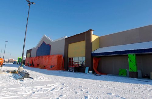 BORIS MINKEVICH / WINNIPEG FREE PRESS
New Lowes store under construction in the Linden Ridge Shopping Centre. The company is having a two-day job fair in Winnipeg this Thursday and Friday to fill the 130 positions in the new store. McNeill story.  Nov. 6, 2017
