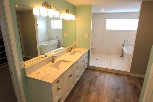 BORIS MINKEVICH / WINNIPEG FREE PRESS
HOMES - 54 Sterling Avenue in St. Vital. Master bath. LEWYS STORY. Nov. 6, 2017