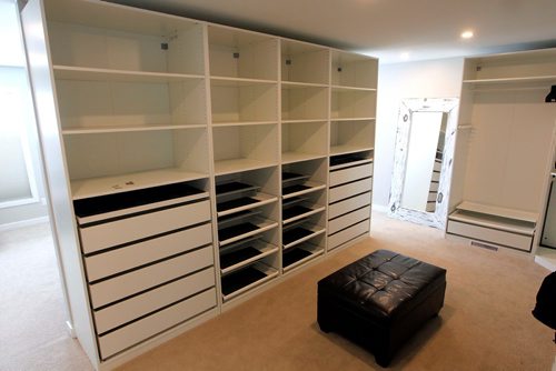 BORIS MINKEVICH / WINNIPEG FREE PRESS
HOMES - 54 Sterling Avenue in St. Vital. Master bedroom open closet. LEWYS STORY. Nov. 6, 2017