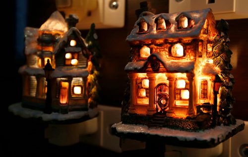 WAYNE GLOWACKI / WINNIPEG FREE PRESS 

Sunday Special. Small houses that light up when plugged into a electrical outlet at the AS Time Goes By Home Decor store at 442 Academy Rd. The owner  of the story is Katie James.David Sanderson story. Nov. 7 2017