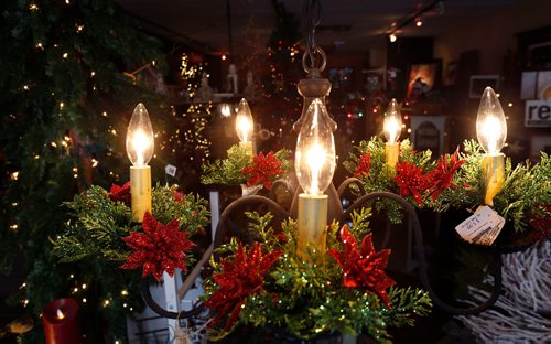 WAYNE GLOWACKI / WINNIPEG FREE PRESS 

Sunday Special. Festive decor for a light fixture at the AS Time Goes By Home Decor store at 442 Academy Rd. The owner  of the story is Katie James.David Sanderson story. Nov. 7 2017
