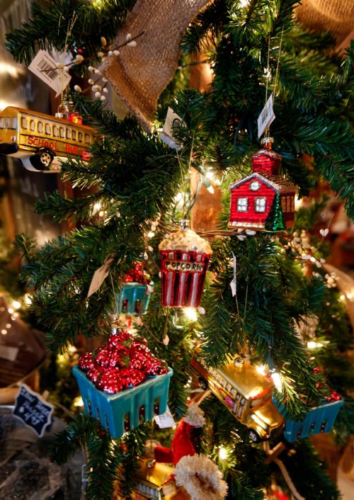 WAYNE GLOWACKI / WINNIPEG FREE PRESS 

Sunday Special. Decorated Christmas tree in the AS Time Goes By Home Decor store at 442 Academy Rd. The owner  of the story is Katie James.David Sanderson story. Nov. 7 2017