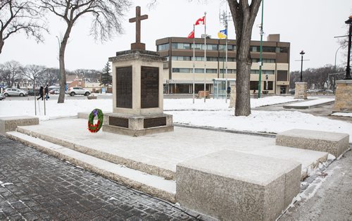MIKE DEAL / WINNIPEG FREE PRESS
The newly restored Vimy Ridge Memorial Park 44th Battalion monument and plaza at Portage Avenue and Canora Street.
171108 - Wednesday, November 08, 2017.