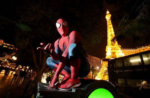 TREVOR HAGAN / WINNIPEG FREE PRESS
Derrick Tupper, from Houston, Texas, is a Spider-Man character near the fountain at the Bellagio, Wednesday, November 8, 2017.