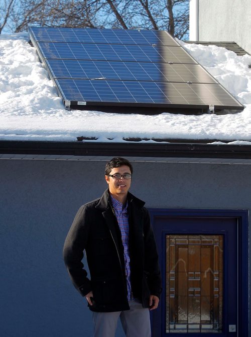 BORIS MINKEVICH / WINNIPEG FREE PRESS
SOLAR STORY - Jeremy Choy uses solar power and has solar panels set up on his roof in St. James. Nov. 9, 2017