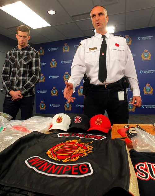 BORIS MINKEVICH / WINNIPEG FREE PRESS
Police display drugs, cash, and gang material at Winnipeg Police Headquarters at this morning's press conference. From left, detective Steve Mitchell, in plaid, and Inspector Max Waddell with the stuff. Nov. 10, 2017