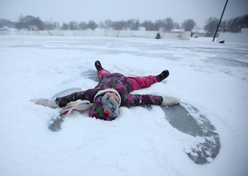 RUTH BONNEVILLE / WINNIPEG FREE PRESS


Bijoux Kubera - 8yrs, makes a snow angel on the fresh fallen snow at Glenwood Community Centre while her dad looks on from a distance after school Friday.

Weather Standup photo 

Nov 10, 2017