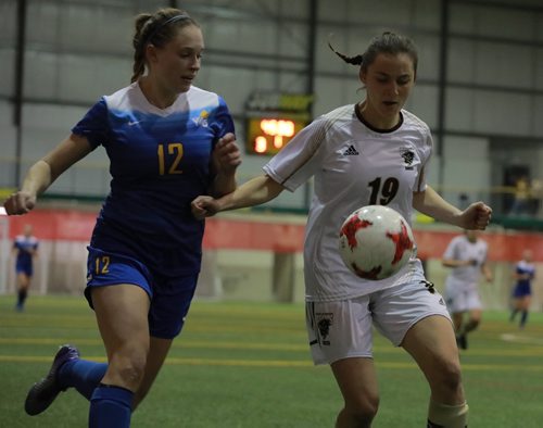 COLIN CORNEAU / WINNIPEG FREE PRESS
University of Manitoba Bisons' Katherine Meo fields the ball with University of Victoria Vikes' Georgia Bignold in pursuit during championship match play in the 2017 U Sports Women's Soccer National Championship. November 12, 2017