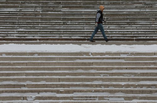 COLIN CORNEAU / WINNIPEG FREE PRESS
A pedestrian walks past a row of snow capped steps at the Legislative Building, Sunday afternoon. November 12, 2017